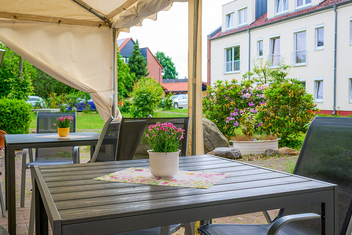 Sitzecke unterm Pavillon
