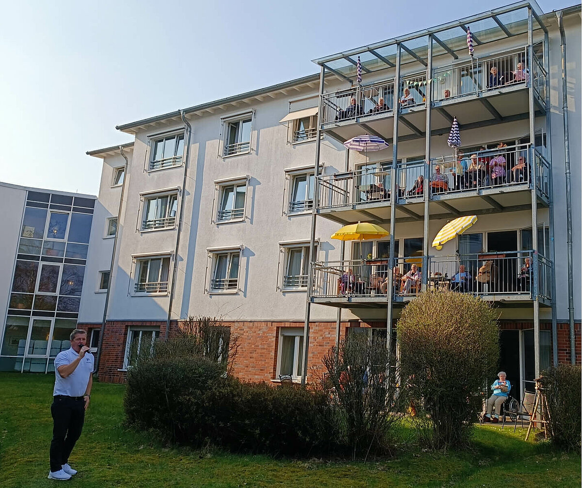 Gartenkonzert vor dem Seniorenheim "Am Volksgarten" in Dortmund