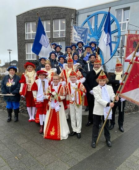 Fanfaren-Corps 1974 Dortmund-Wickede sowie das Dortmunder Prinzenpaar mit seinem Hofstaat 