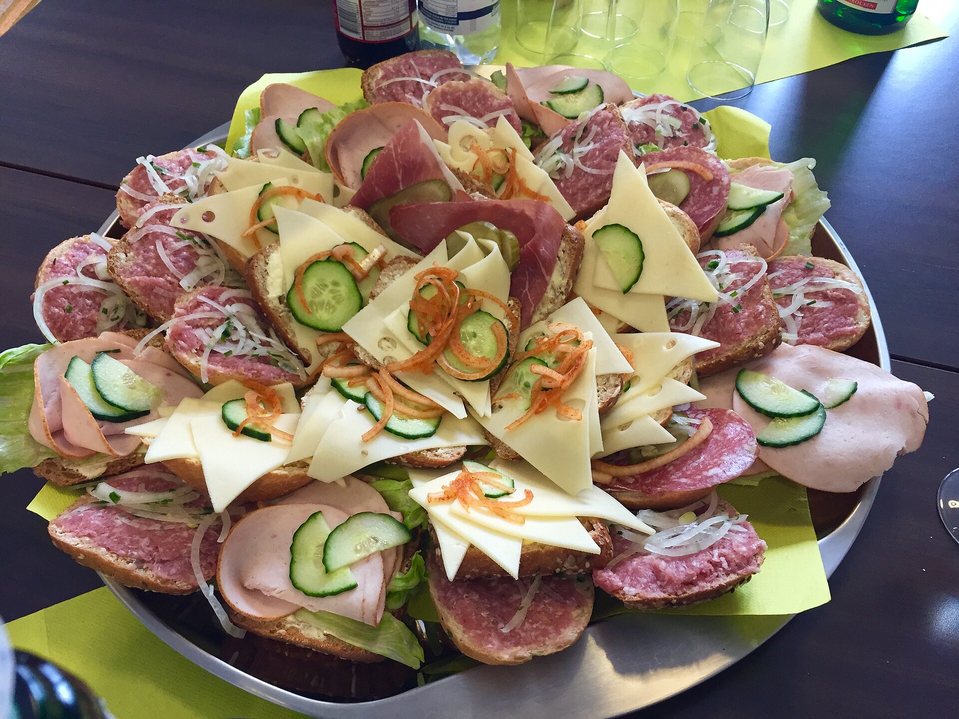 Mit Wurst und Käse belegte Brötchen für die Mitarbeiter des Seniorenzentrum AGO Trier