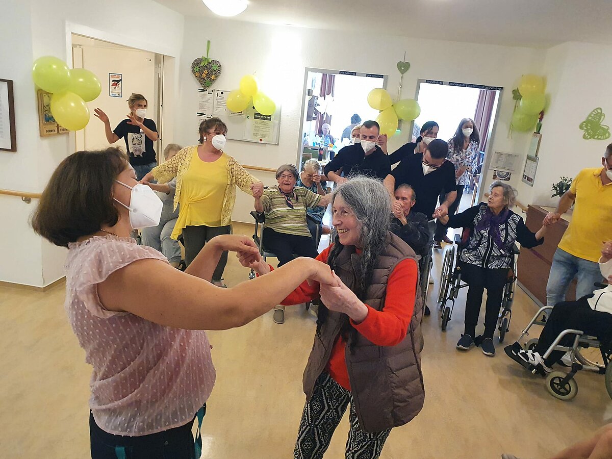 Bewohner des Seniorenzentrum "Im Kaiserviertel" tanzen bei der Sommer-Party