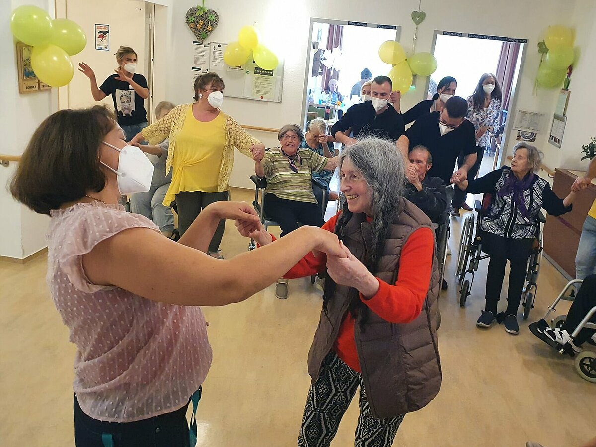 Bewohner des Seniorenzentrum "Im Kaiserviertel" tanzen bei der Sommer-Party