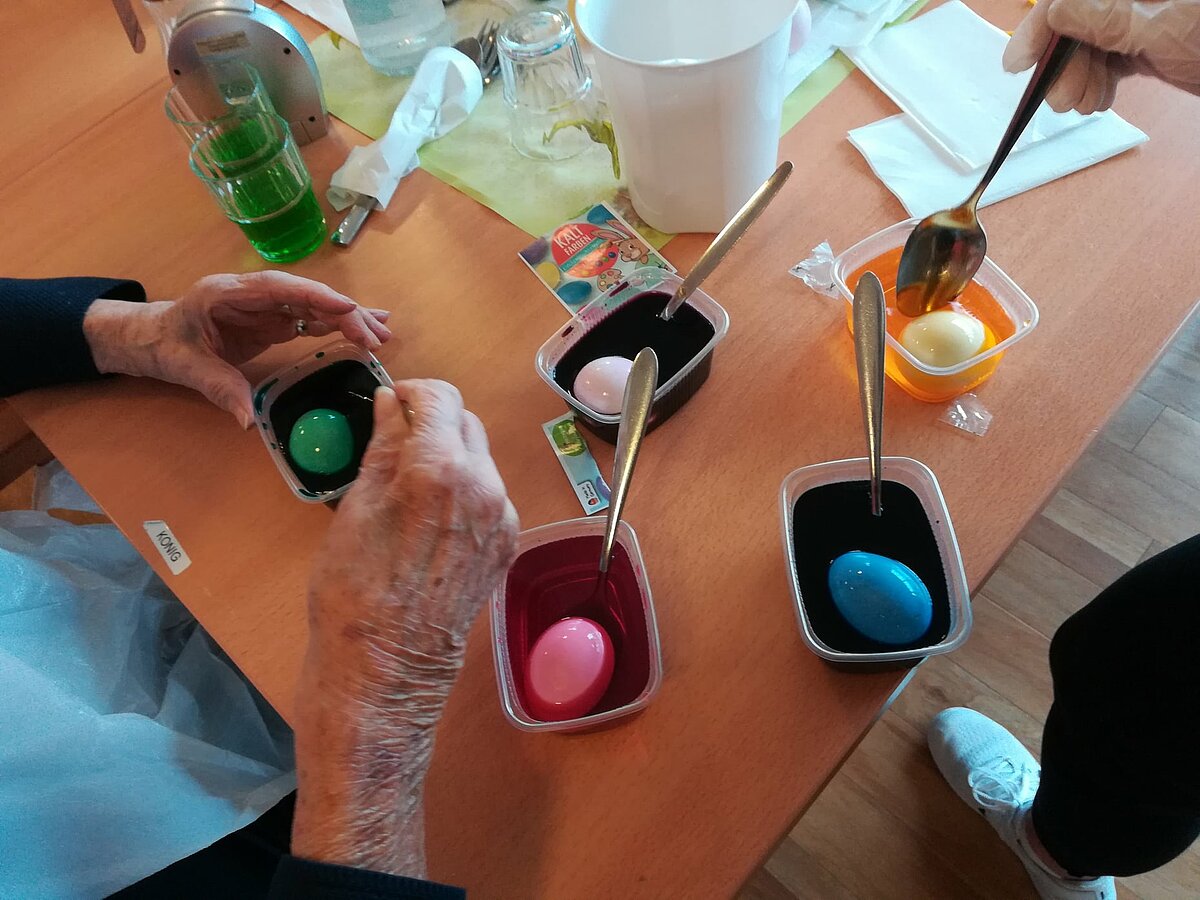 Ostereier färben im Seniorenheim AGO Rosbach