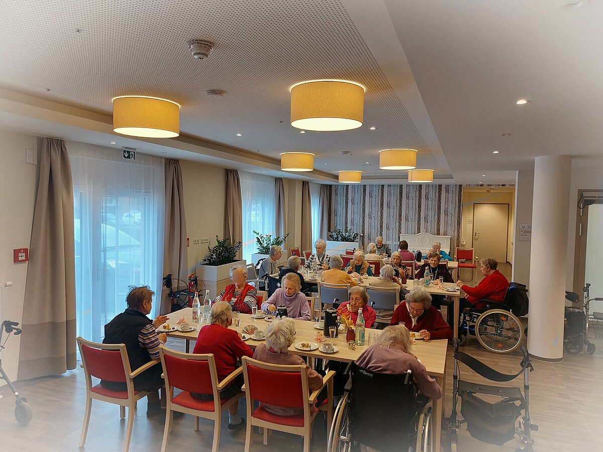 Bewohnerinnen beim Kaffee trinken zum Frauentag