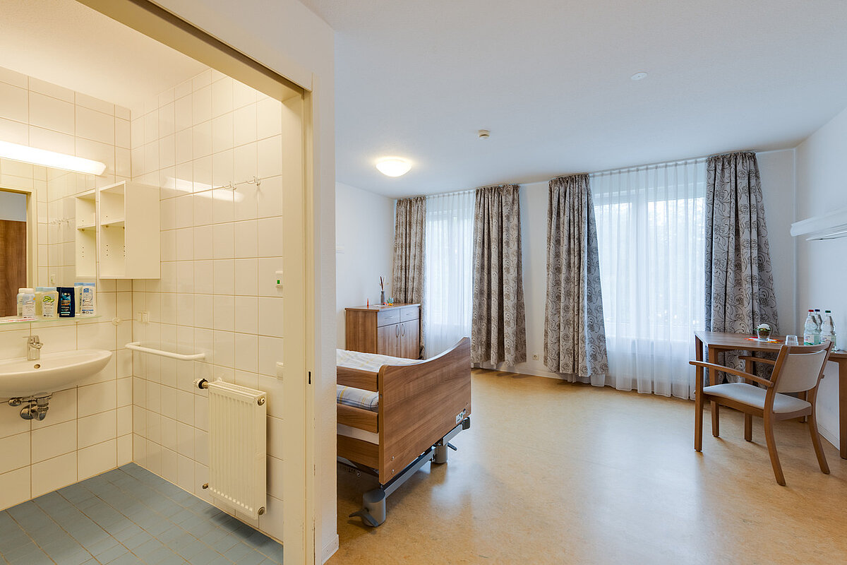 Einzelzimmer mit Bad in der Senioren-Residenz Alloheim Ludwigsburg