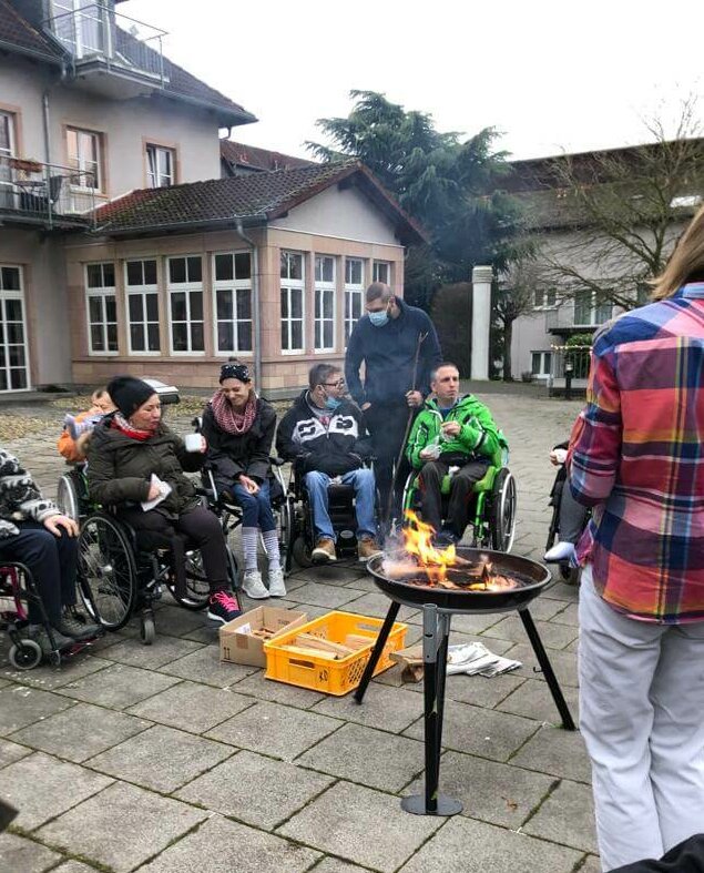 Bewohner der Jungen Pflege im "Casino Wetzlar" trinken gemeinsam Punsch