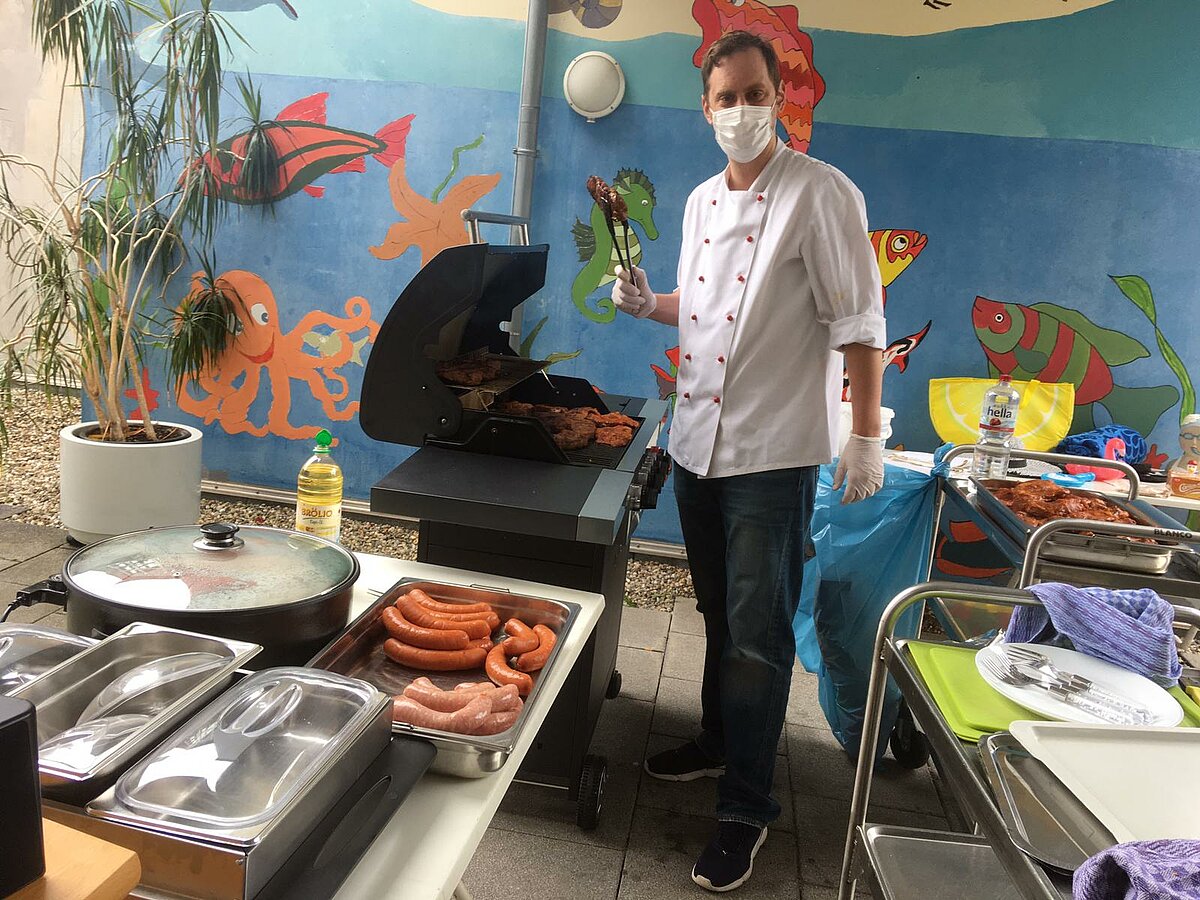 Küchenleiter beim Grillen in der Alloheim Senioren-Residenz "Casino Wetzlar"