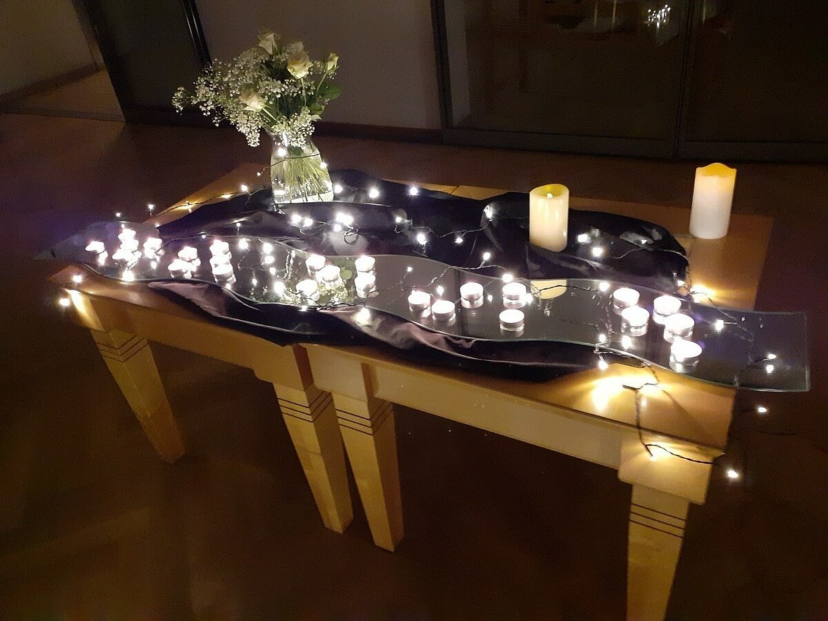 Andachtlich geschmückter Tisch zu Allerheiligen im Seniorenheim in Lünen