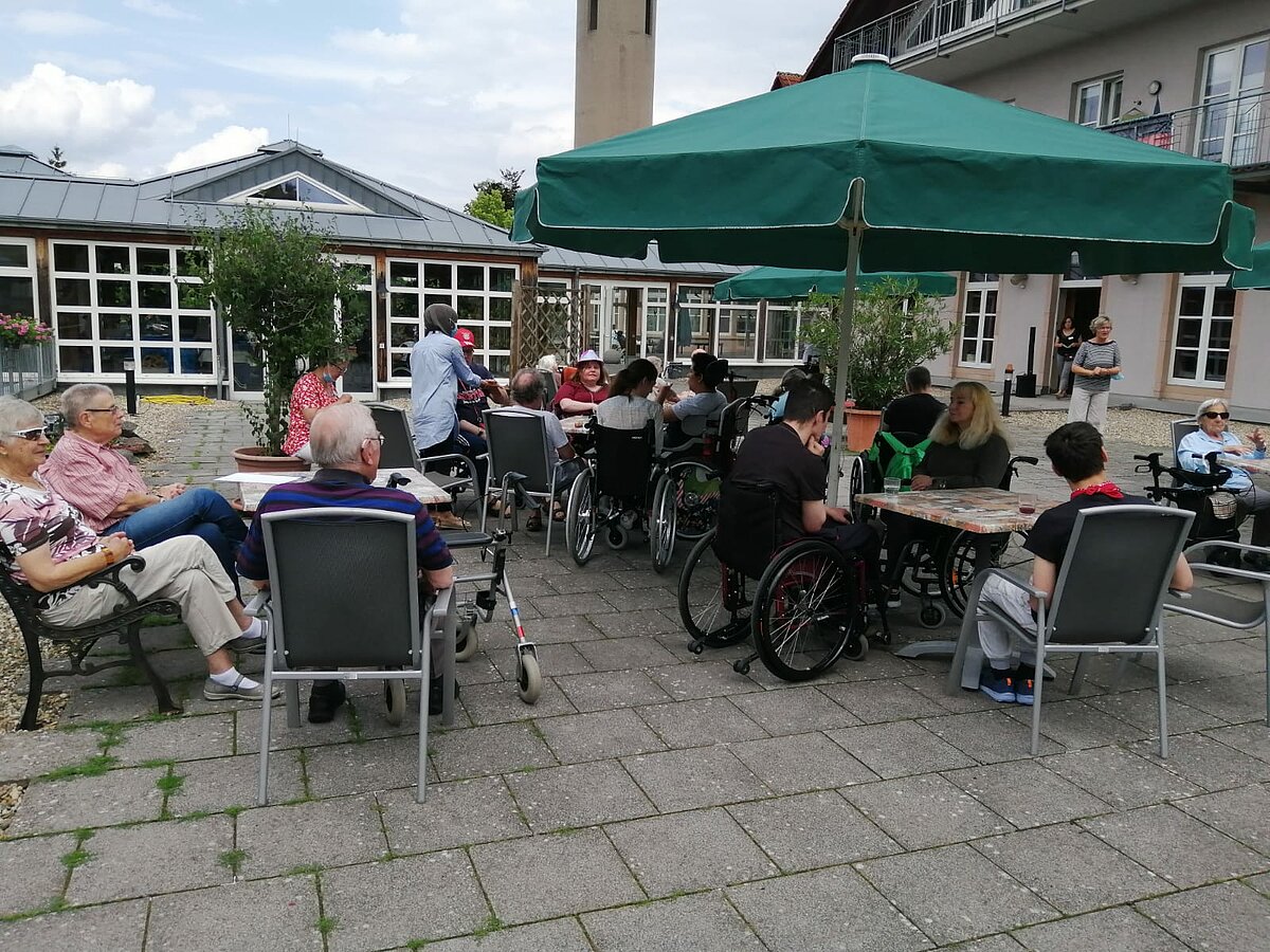 Senioren sitzen auf Terrasse der Alloheim Senioren-Residenz "Casino Wetzlar"