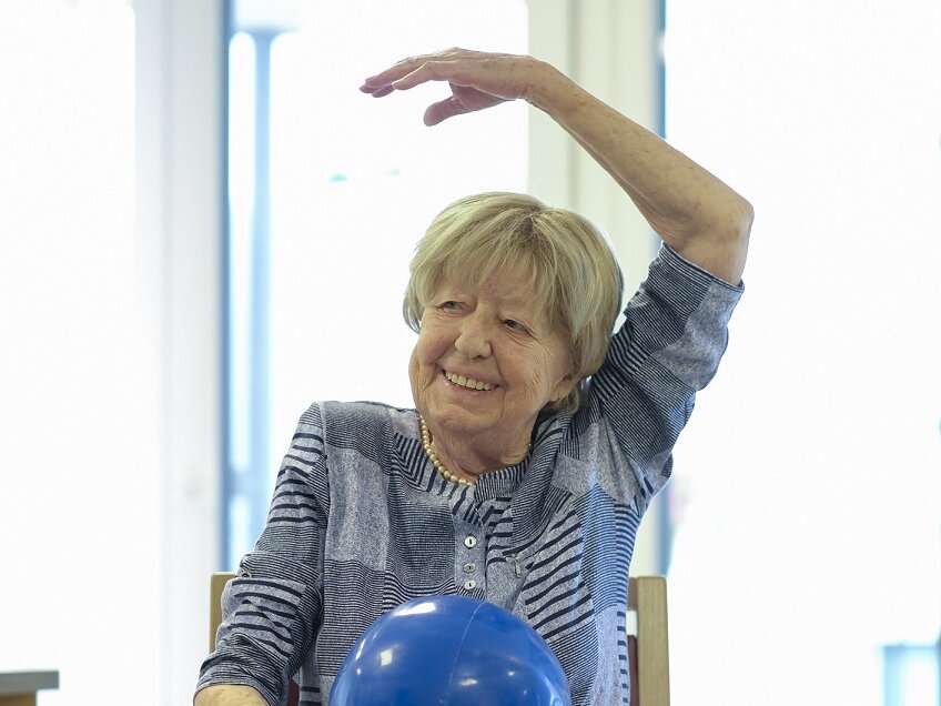 Seniorin trainiert mit einem Gymnastikball