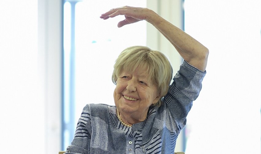 Seniorin trainiert mit einem Gymnastikball