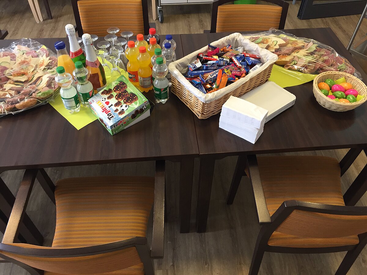 Tisch mit Snacks und Getränken zum Tag der Pflege für die Pflegekräfte des Pflegehems AGO Trier