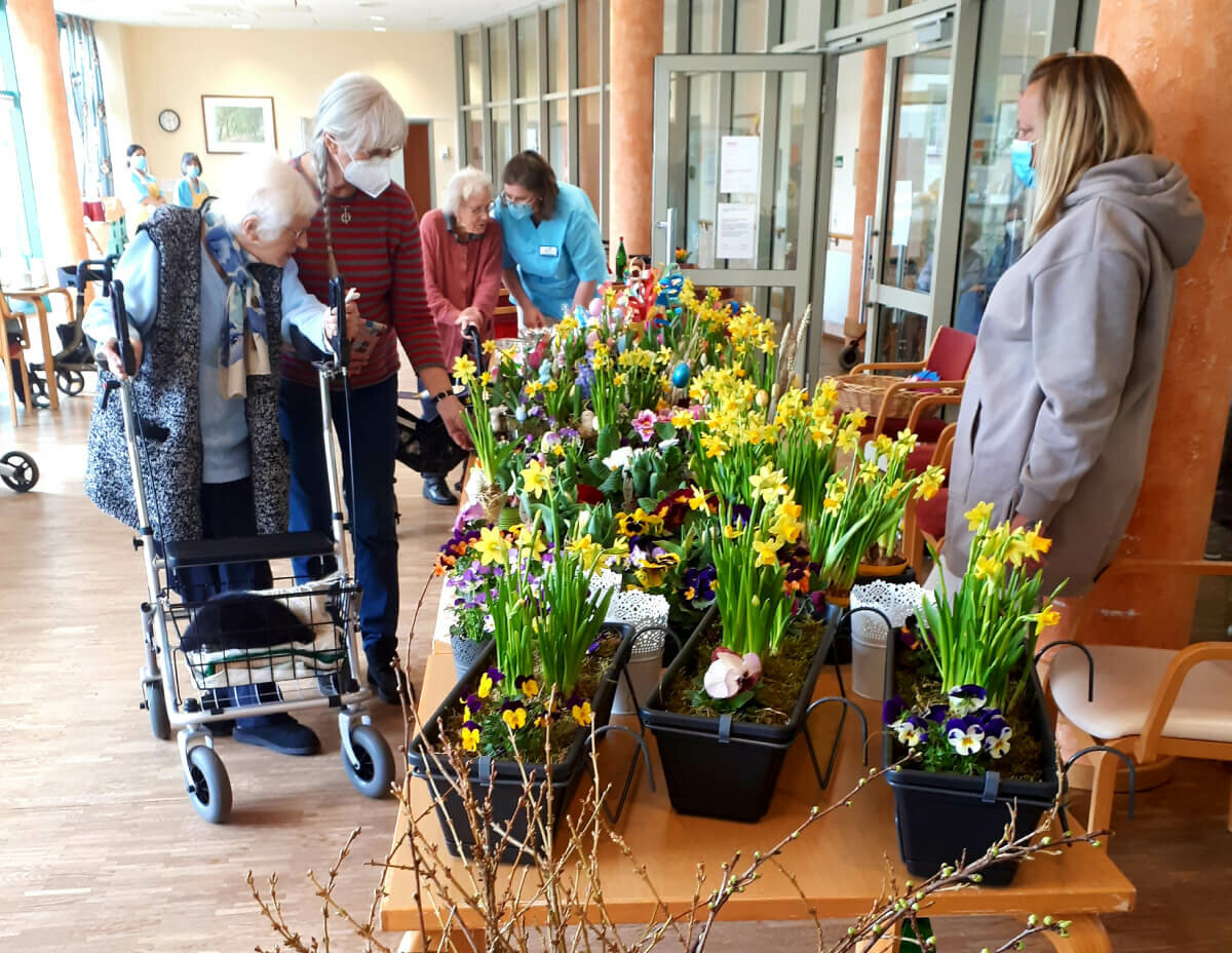 Die Bewohner erfreuen sich am Frühlingsmarkt in der Senioren-Residenz "Waldersee"