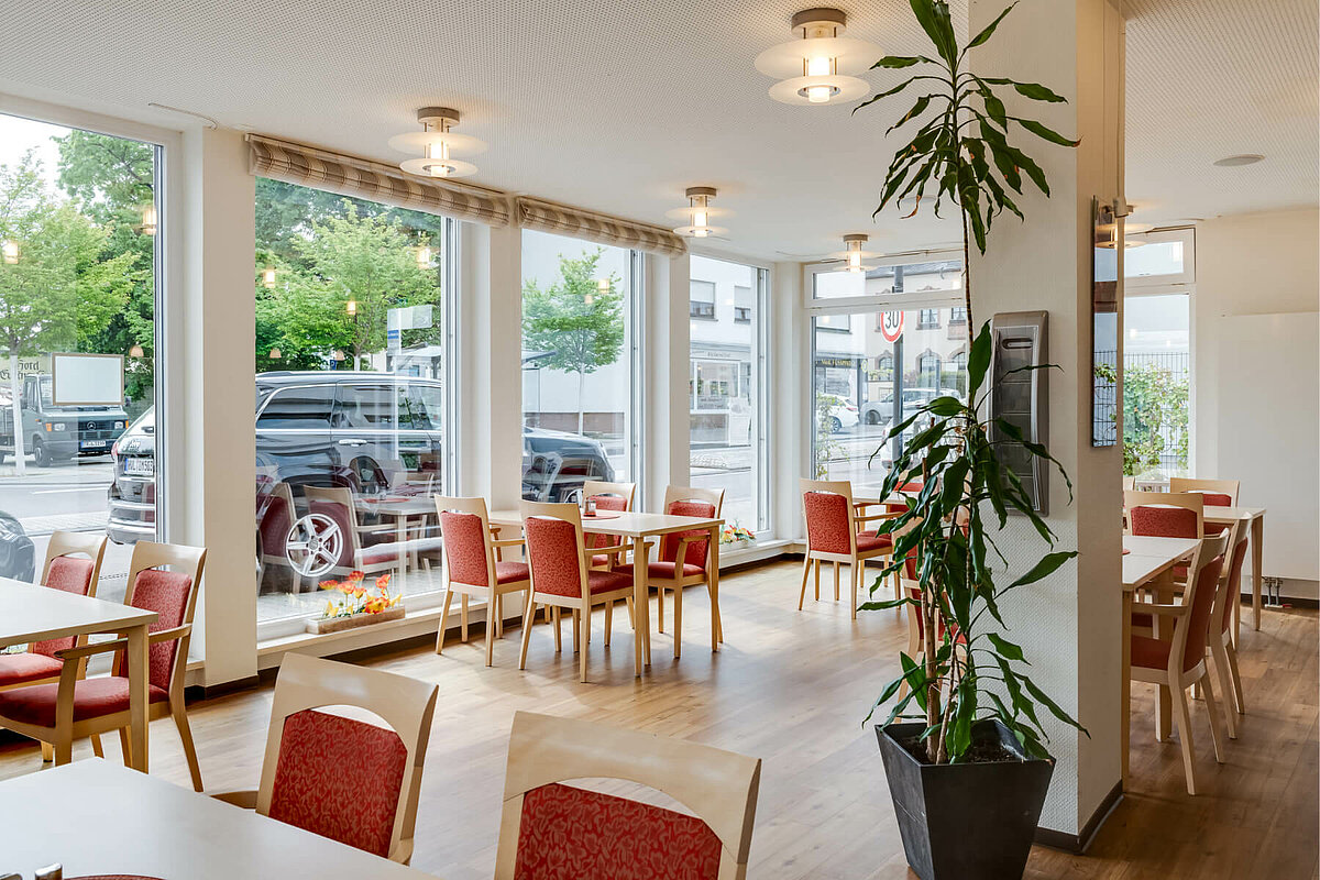 Speisesaal mit heller Fensterfront des Altenheims AGO Trier