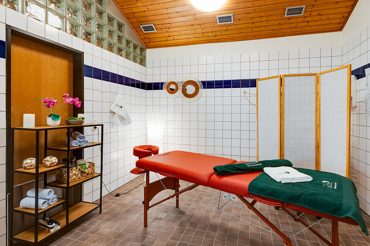Ruheraum mit Massageliege im Valentinerhof