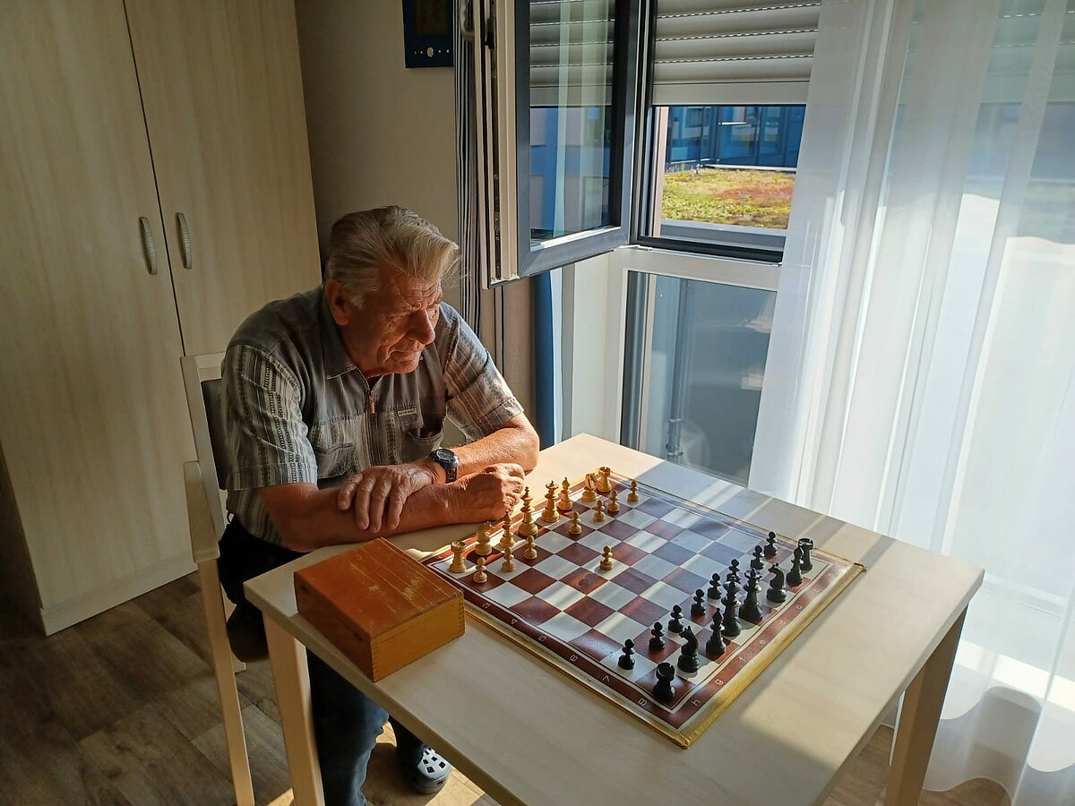 Hermann Semke spielt in seinem Zimmer im Seniorenheim in Bredstedt Schach