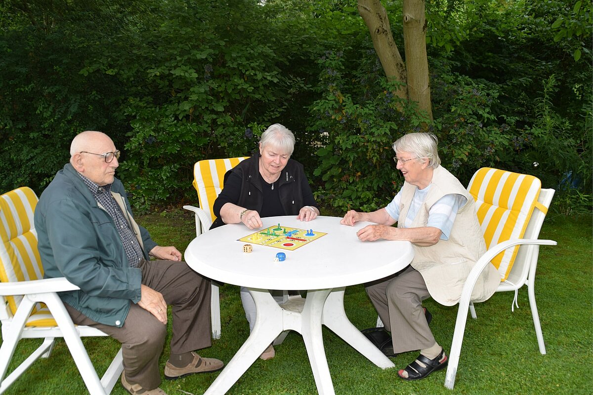 Bewohner des Betreuten Wohnens "Parkresidenz Lünen" spielen ein Brettspiel