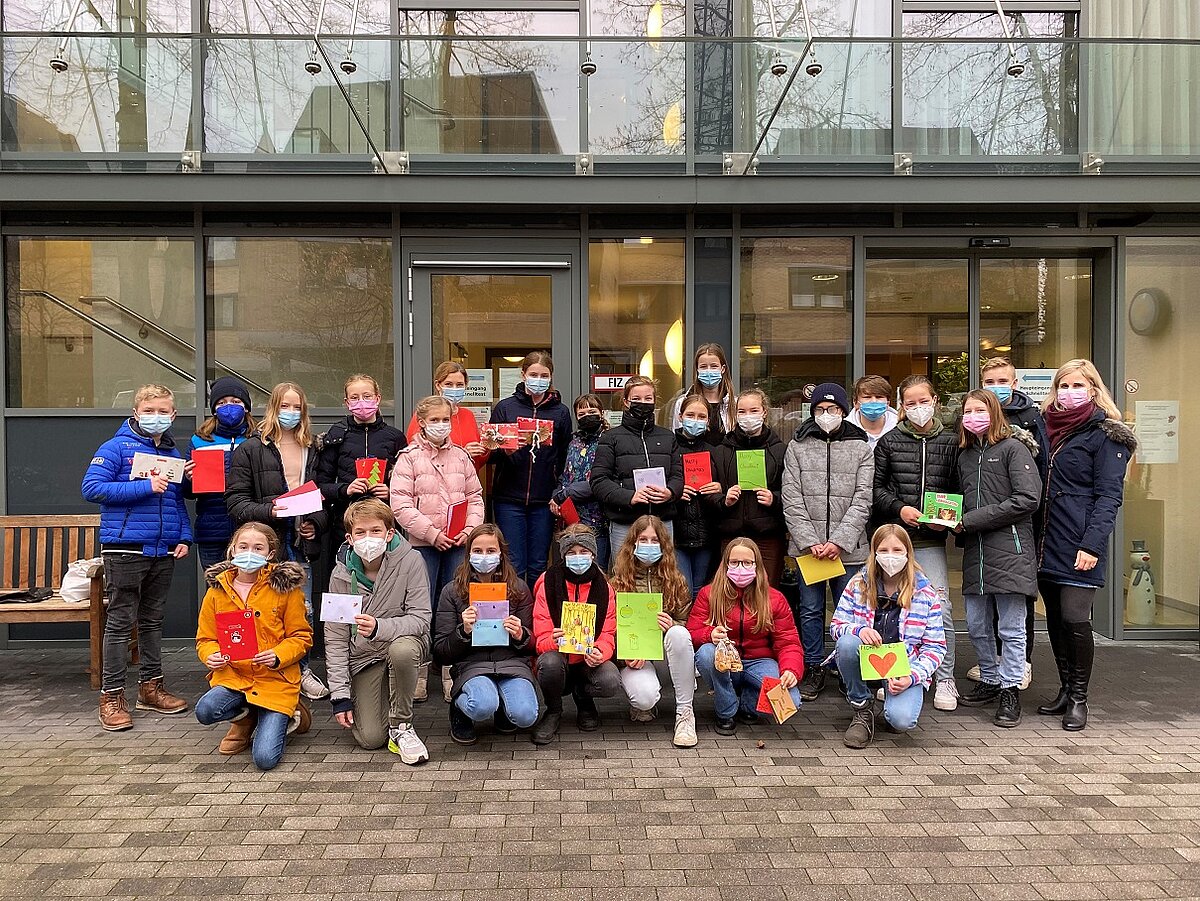 Schulklasse aus Warendorf überreicht selbstgebastelte Geschenke an Bewohner des "Seniorenwohnen an der Emspromenade"