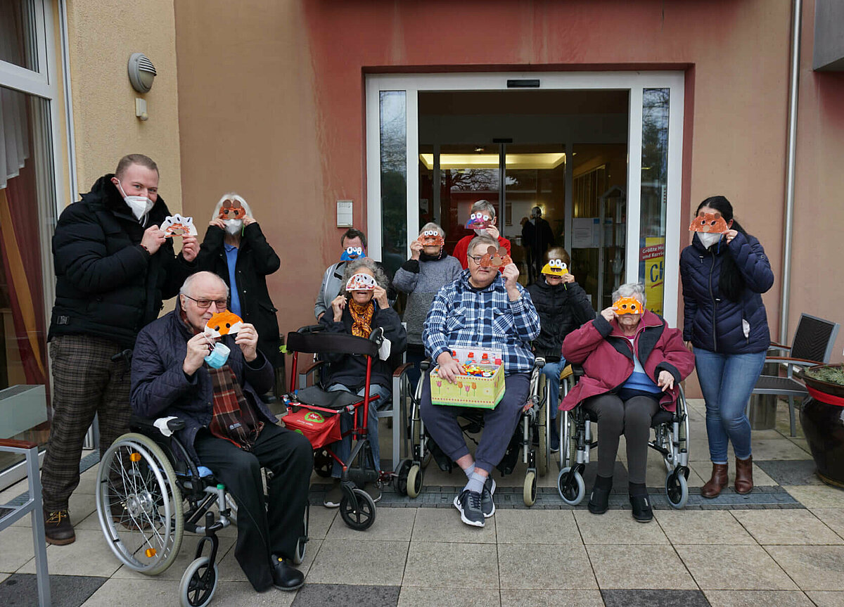 Bewohner des Pflegeheims in Annerod mit Faschingsmasken