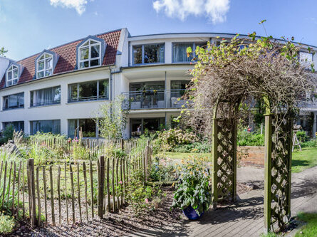 Park mit Torbogen und Strandkorb vor der Alloheim Senioren-Residenz Godenblick in Bad Malente