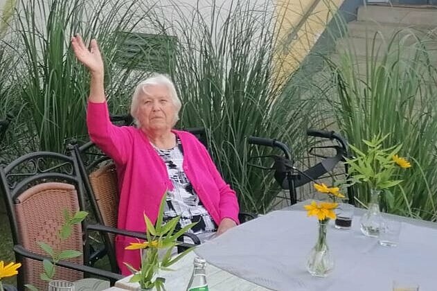 Bewohnerin sitz im Garten 