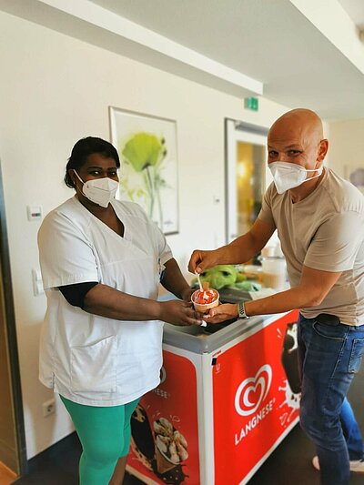 Mitarbeiterin im Seniorenzentrum "AGO Rosbach" bekommt Eis