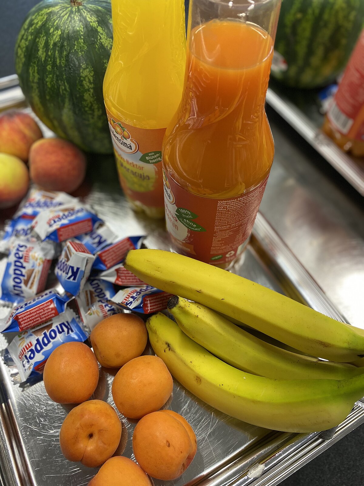 Obst, Fruchtsäfte und Süßigkeiten für die Mitarbeiter der Alloheim Senioren-Residenz "Mainbrücke" in Marktheidenfeld zum Tag der Pflege