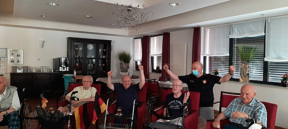 Die Bewohner des Seniorenheims Sundern schauen zusammen ein Spiel der Fußball-EM