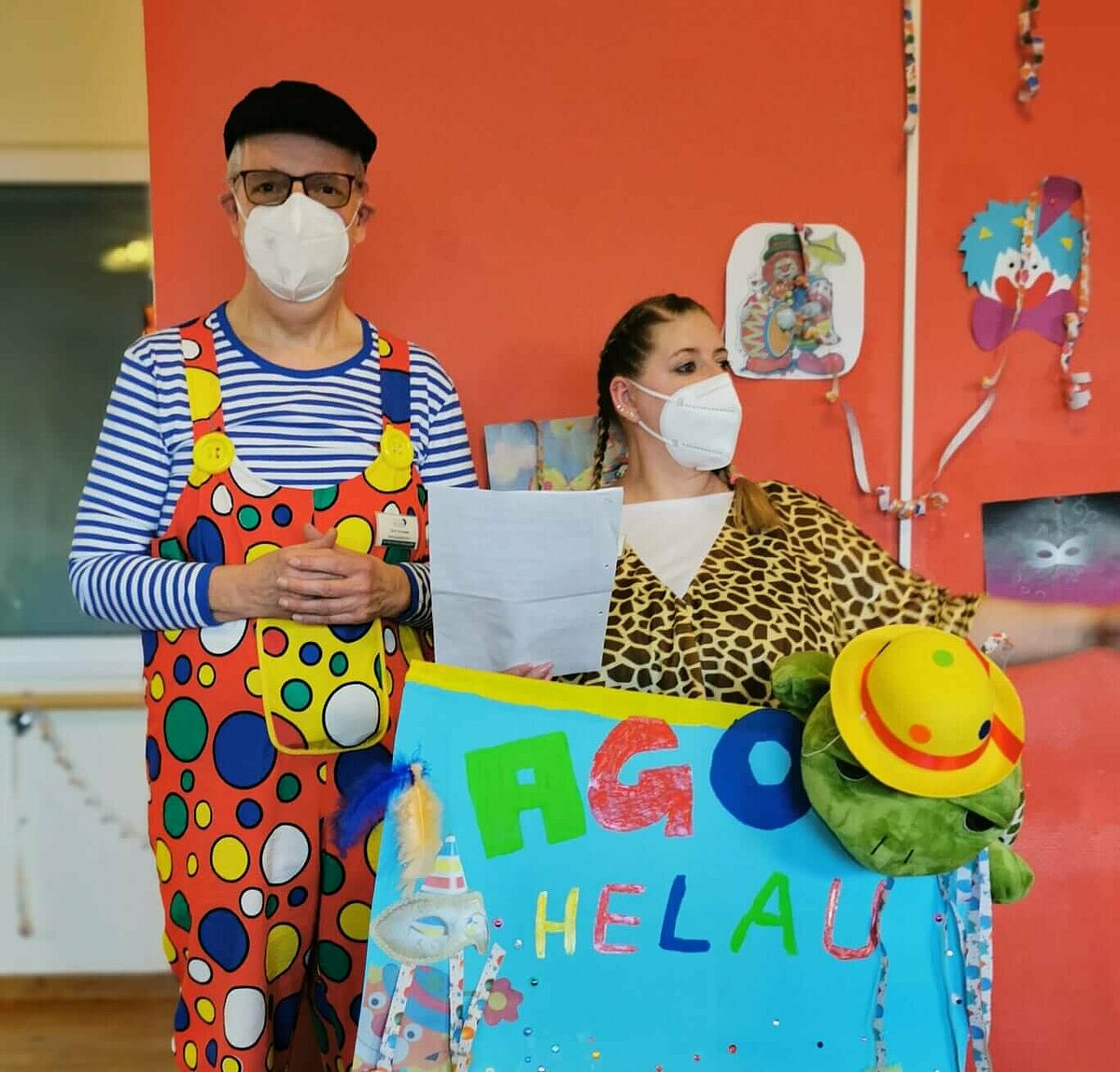 Mitarbeiter des Seniorenheims AGO Rosbach halten eine Büttenrede zu Fasching