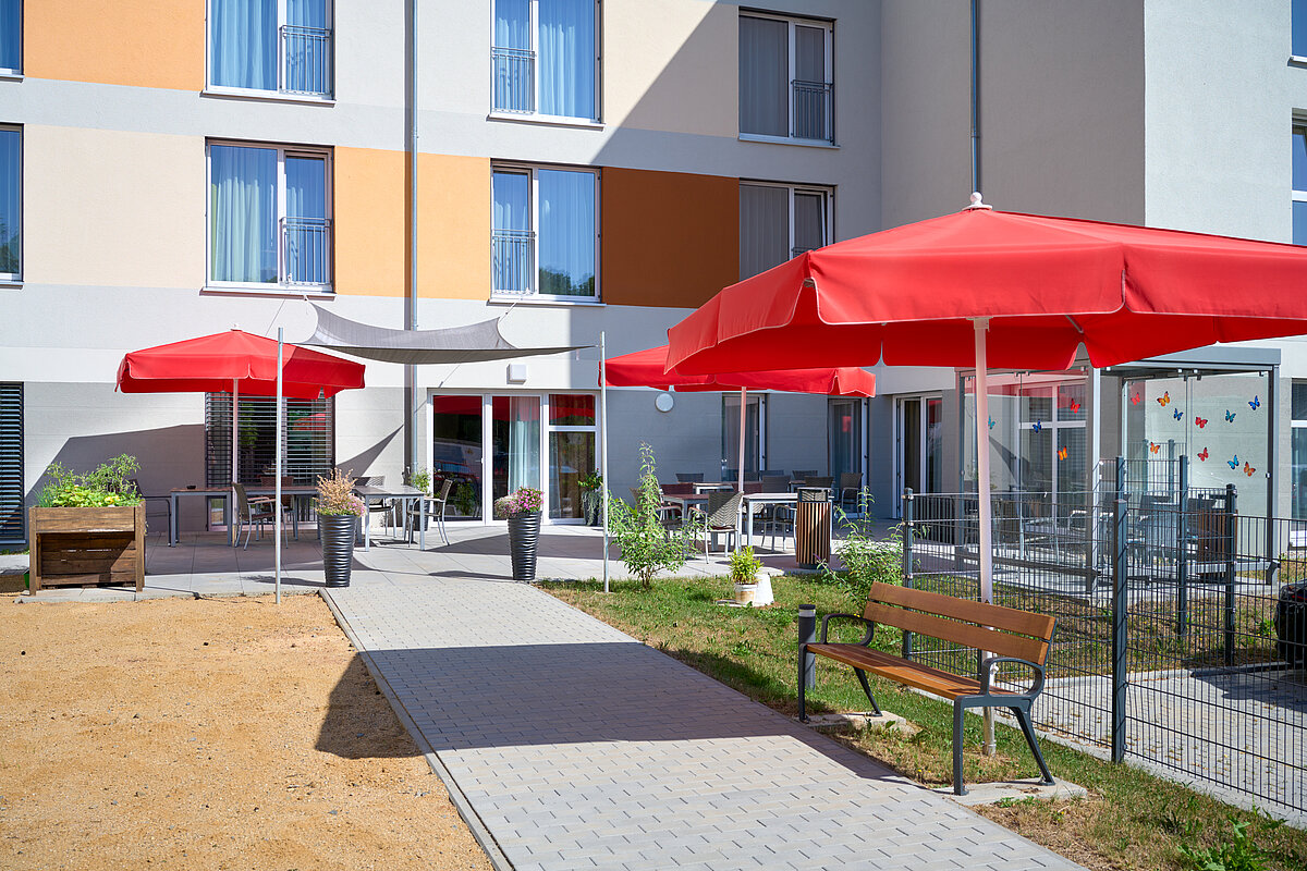 Terrasse mit Sitzgelegenheiten im Seniorenheim Limbach-Oberfrohna