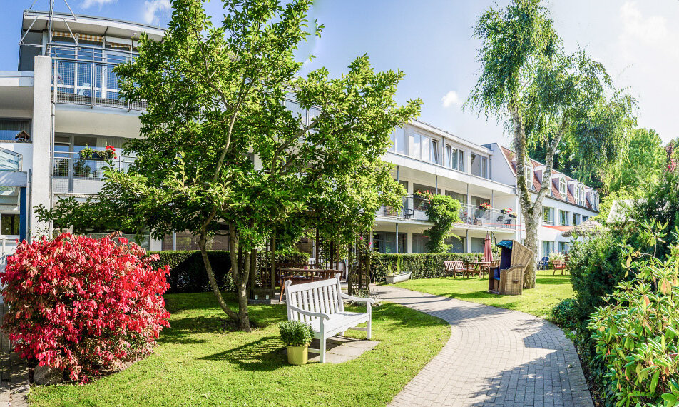 Garten vor dem Eingangsbereich der Alloheim Senioren-Residenz Godenblick in Bad Malente