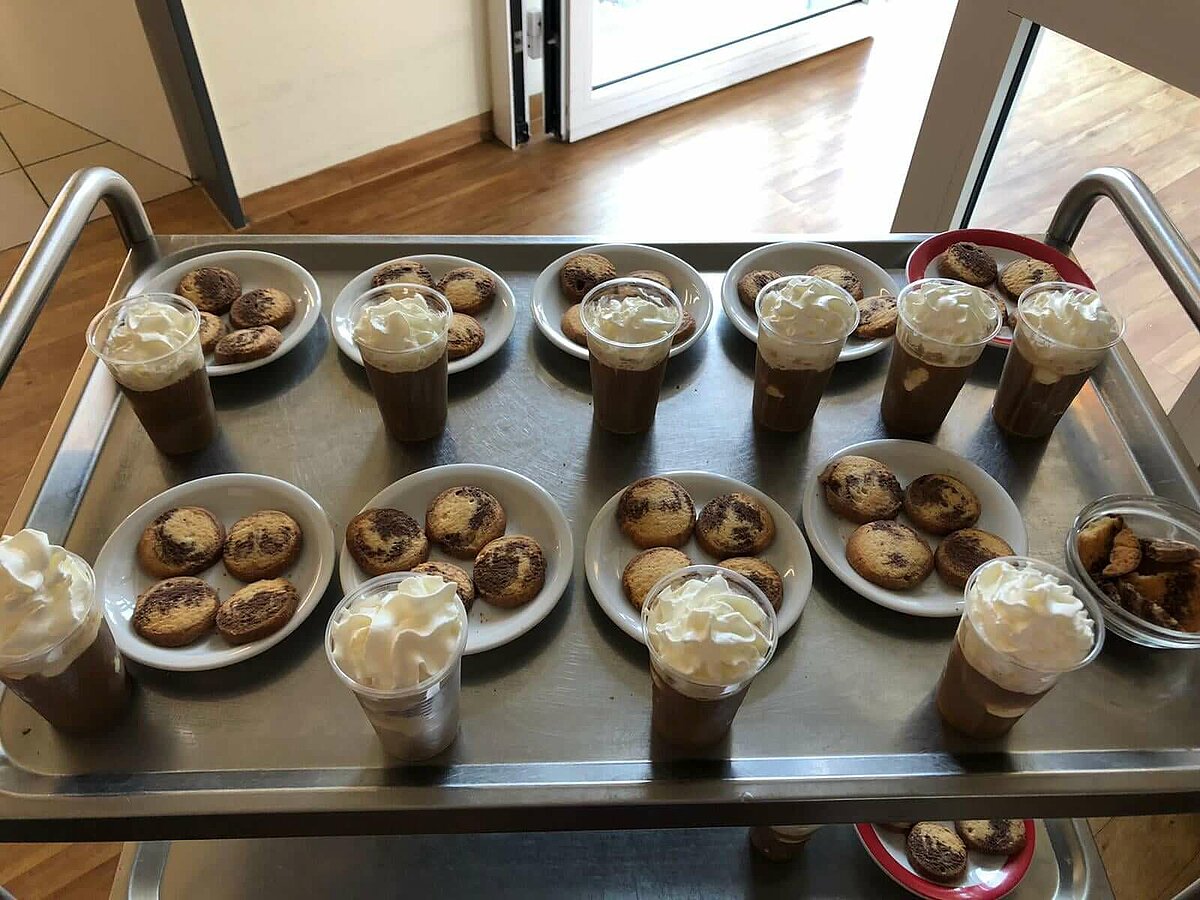 Eiskaffee mit Keksen auf einem Servierwagen für die Bewohner des Seniorenzentrums "AGO Rosbach"