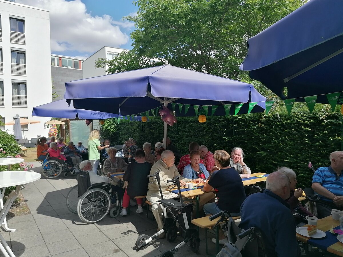 Bewohner im Außenbereich beim Sommerfest Senioren-Residenz "Im Brühl"