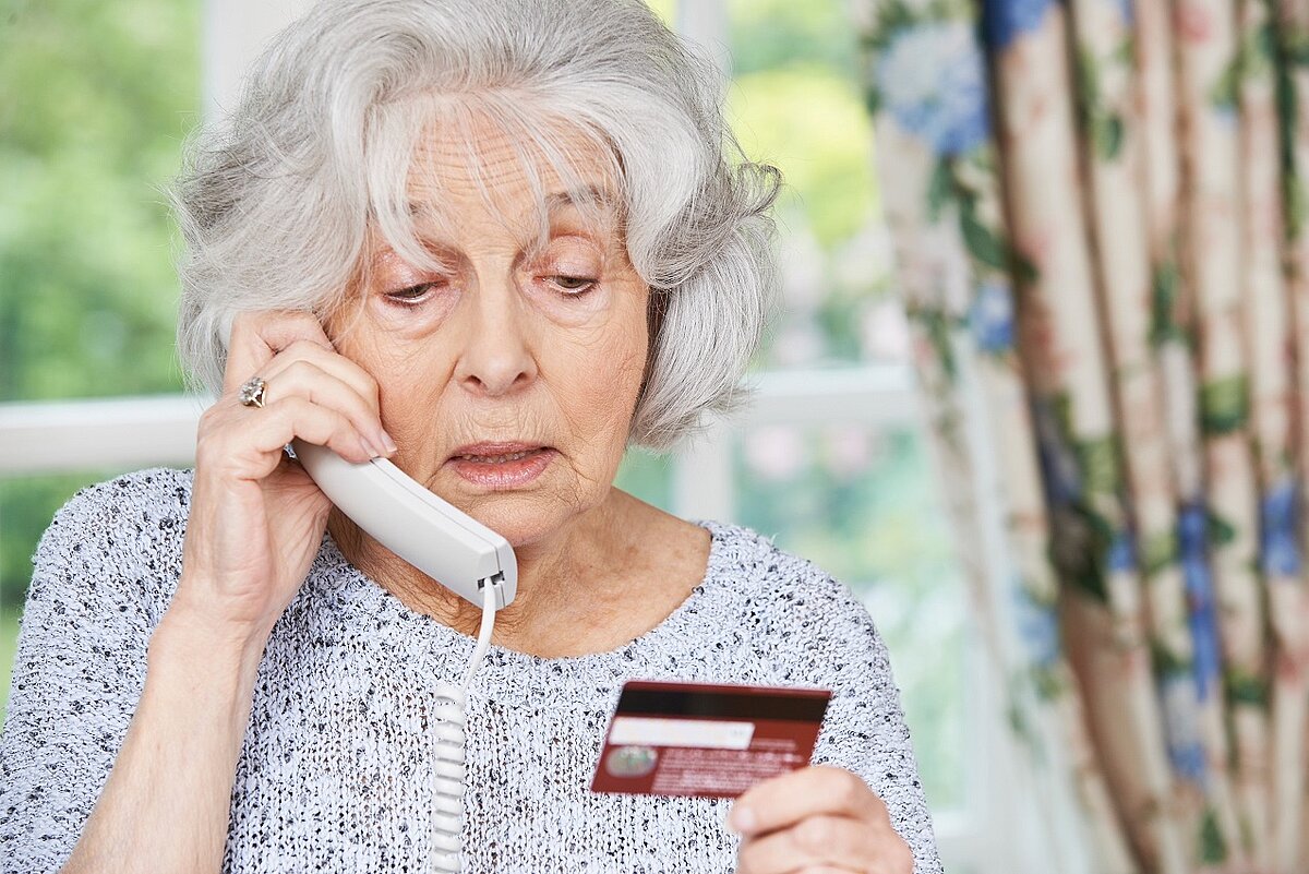 Seniorin wird Opfer von Trickbetrug am Telefon 