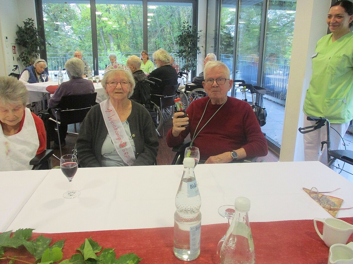 aktuelle neu gekrönte Weinkönigin der Seniorenresidenz Philosophenweg 2025