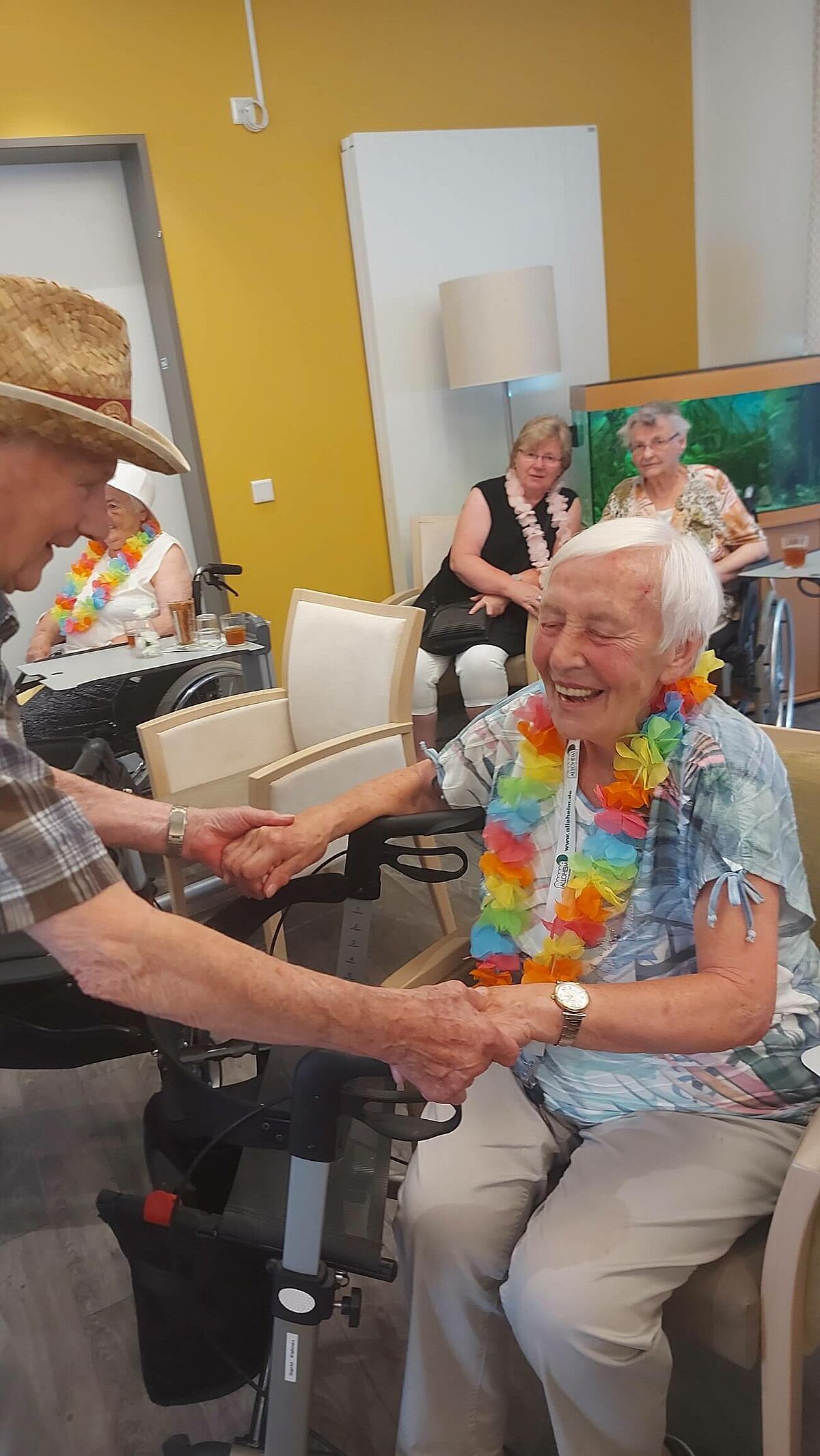 Bewohner beim Sommerfest in der Senioren-Residenz