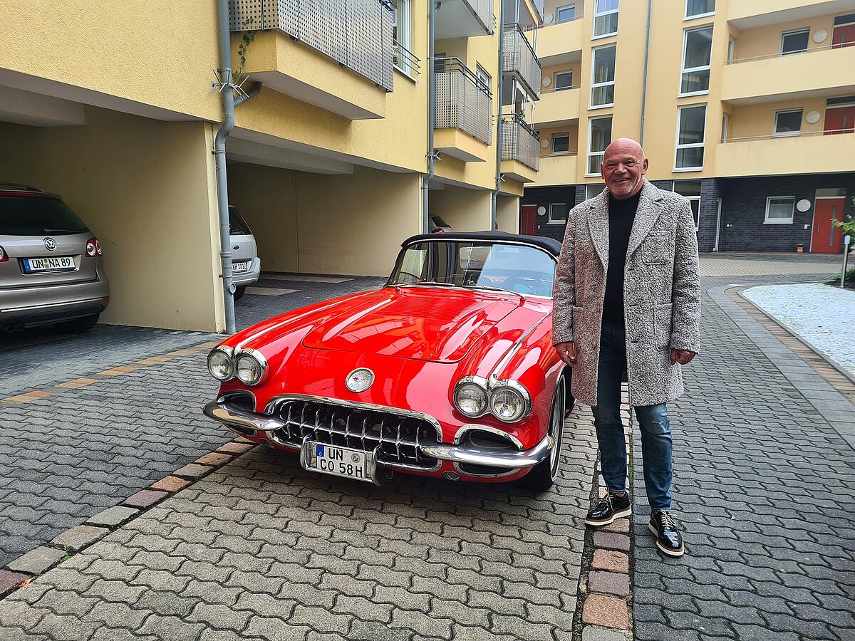 Feier 10 Jahre Jörg Becker: Herr Becker mit Corvette