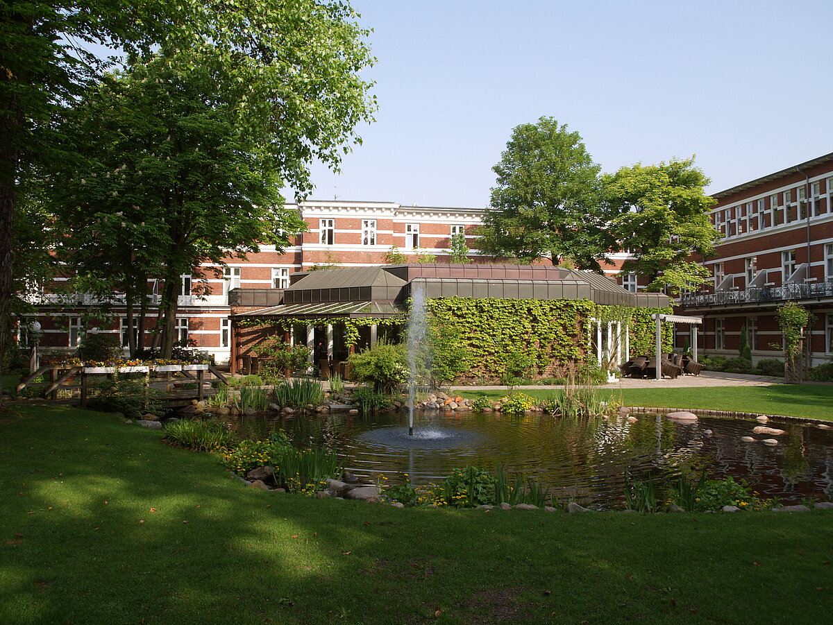 Parkanlage und Gebäude von außen des Pflegeheims Elisabeth in Hamburg