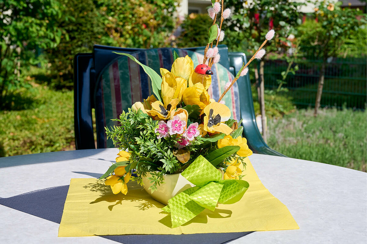 Blumen als Tischdeko des Seniorenheims in Hamm