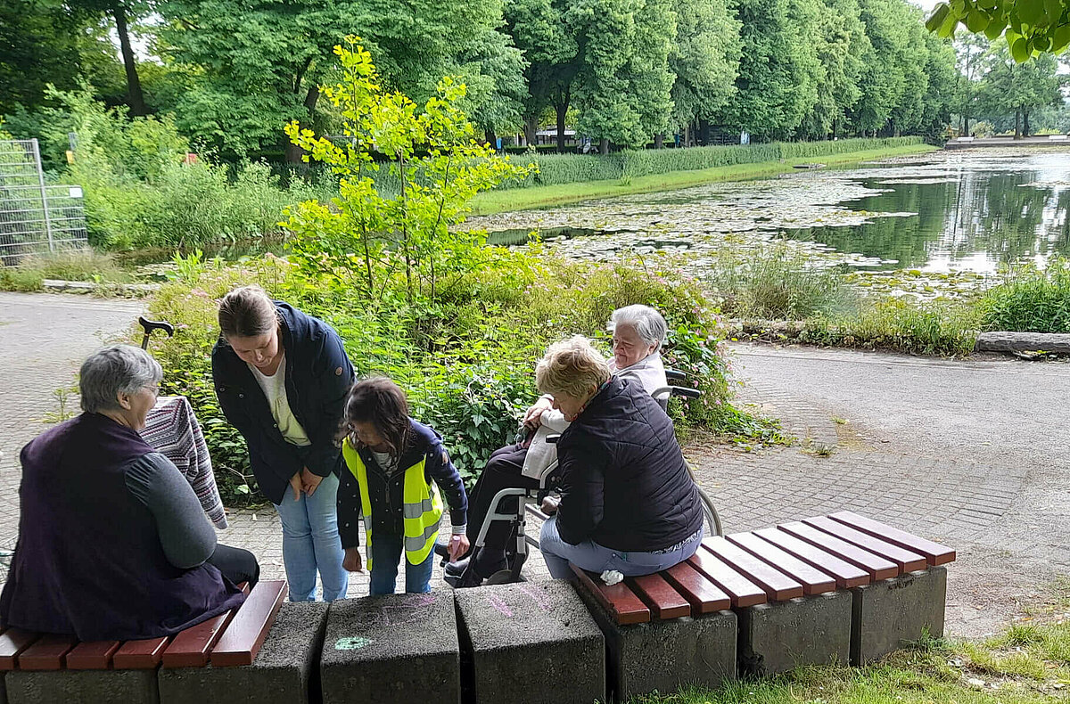 Bewohner des Pflegezentrums, Mitarbeiter des Pflegezentrums und Kita Kinder im Westfalenpark Dortmund