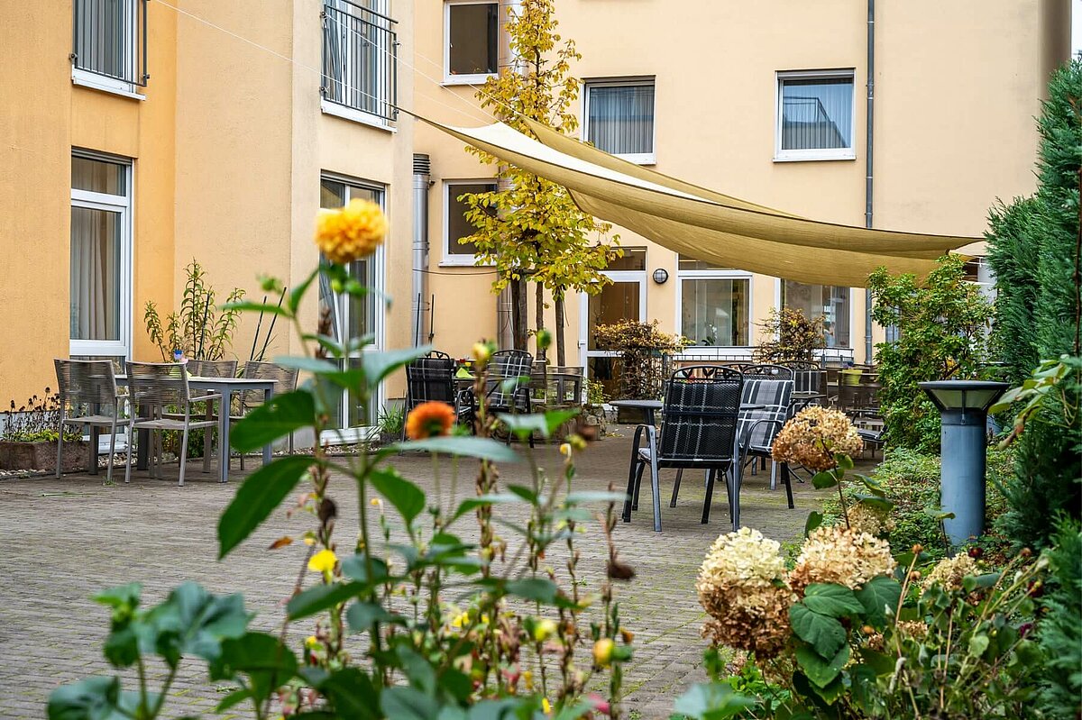 Terrasse mit Sonnensegel hinter dem Pflegeheim "Am Schillerplatz" in Hamm