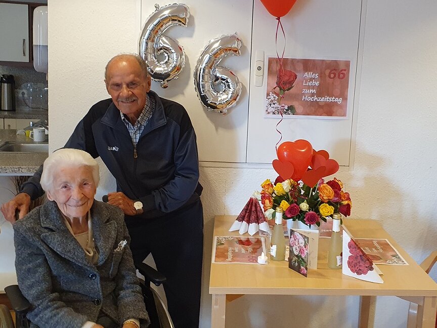 Zwei Bewohner feiern ihren 66. Hochzeitstag im Alloheim Seniorenzentrum "Im Kaiserviertel" in Dortmund