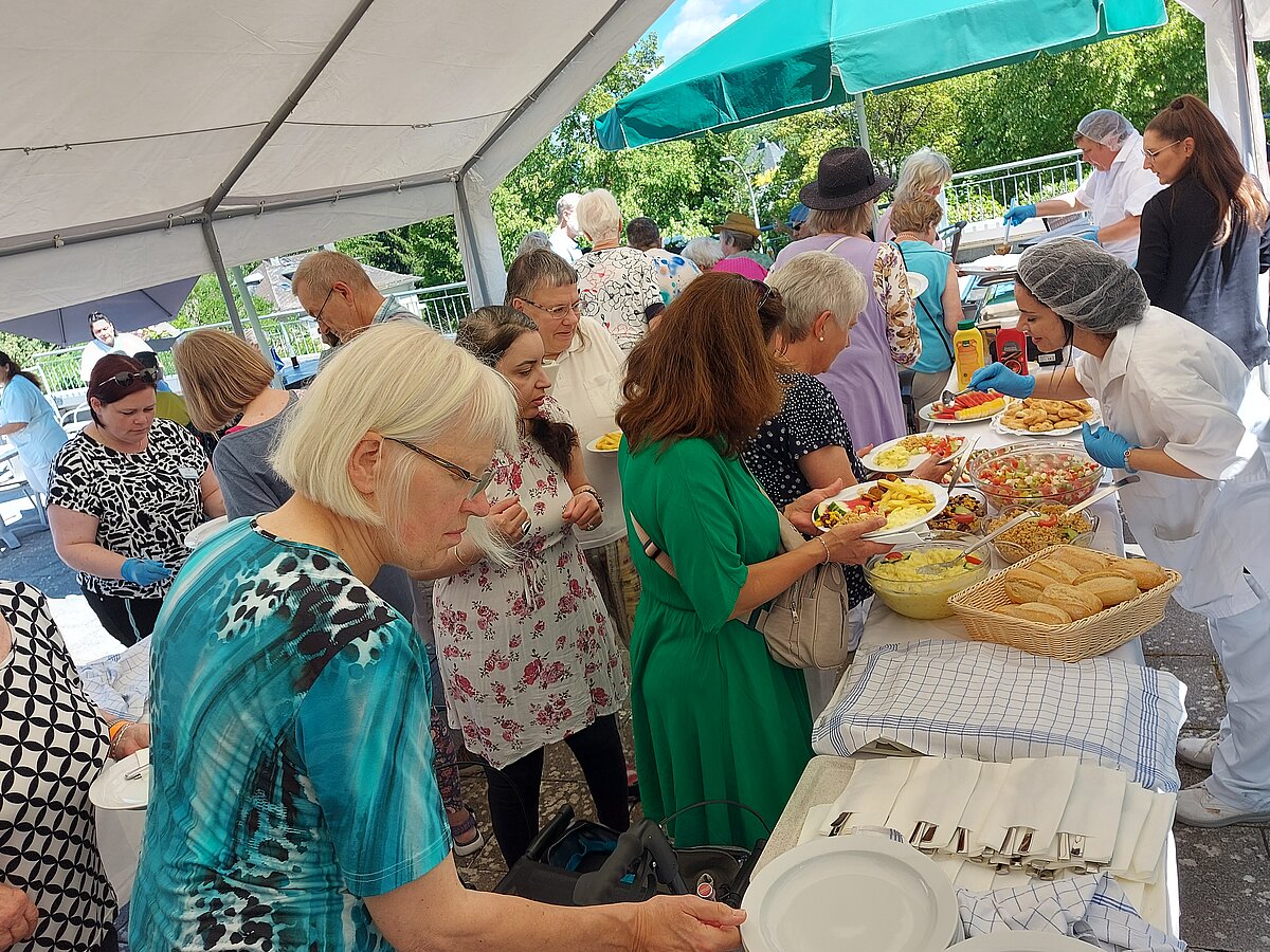 bewohner beim Sommerfest 25