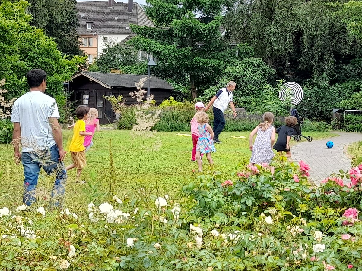 Kinder und Bewohner spielen Fußball