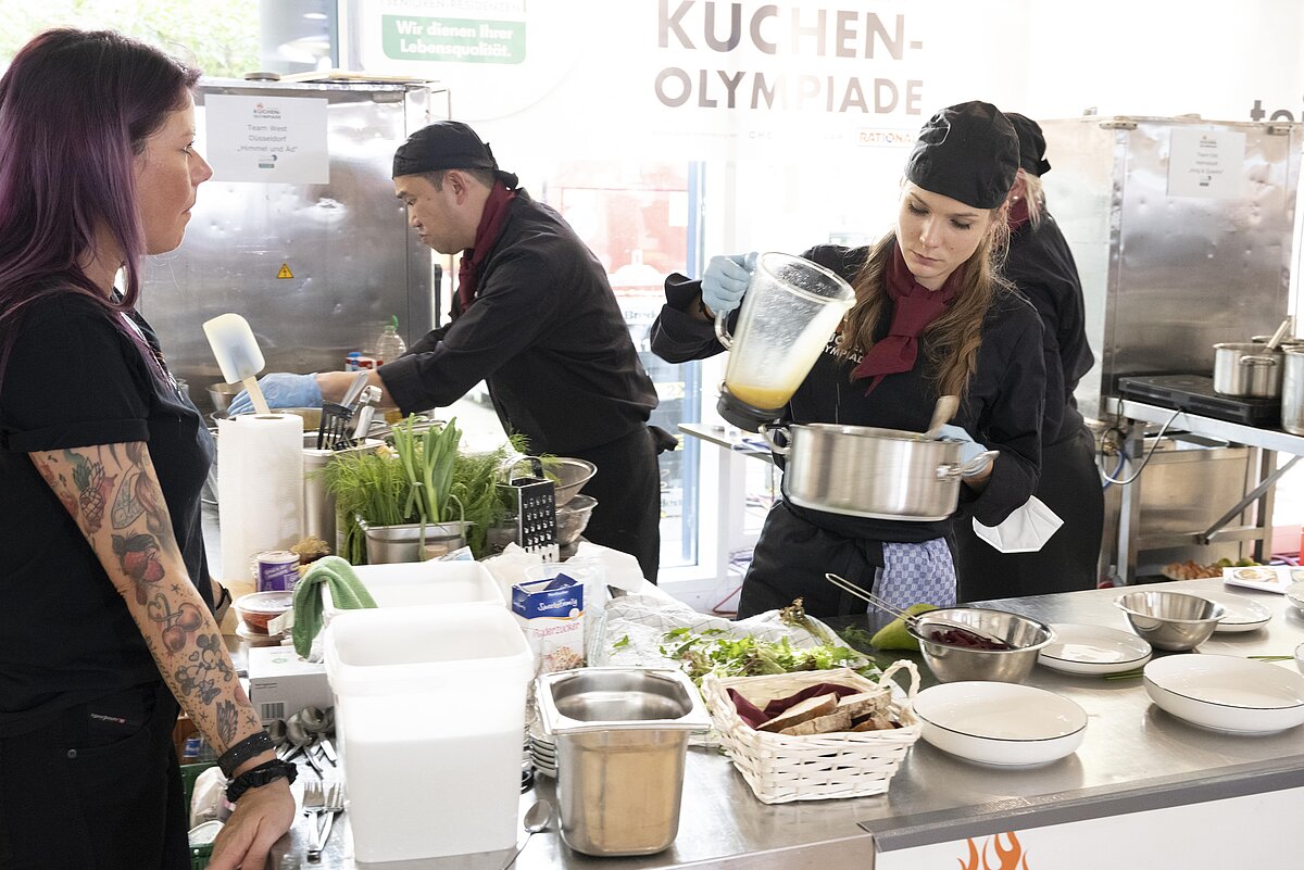 Mitarbeiter bei der Küchenolympiade