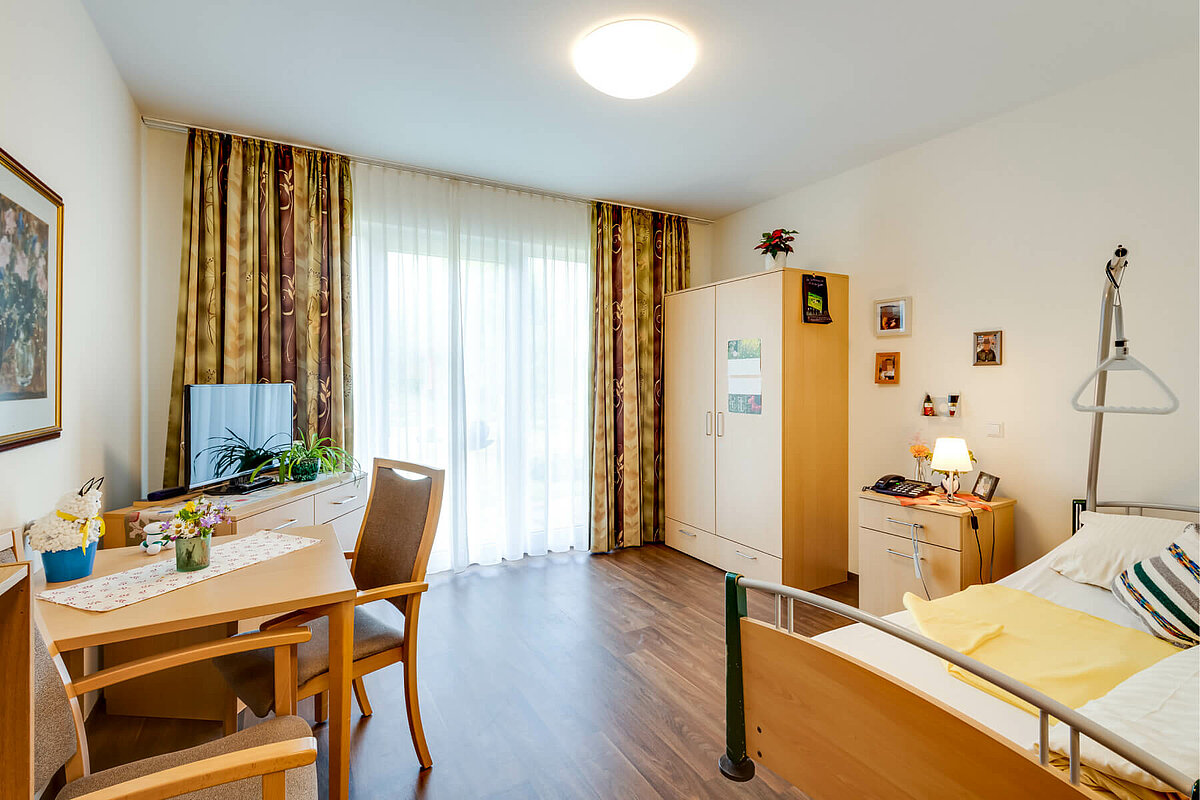 Einzelzimmer im Pflegeheim "Siloah" in Wolfertschwenden