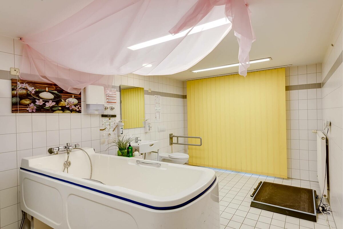 Badezimmer in der Alloheim Senioren-Residenz "Am Schillerplatz" in Hamm