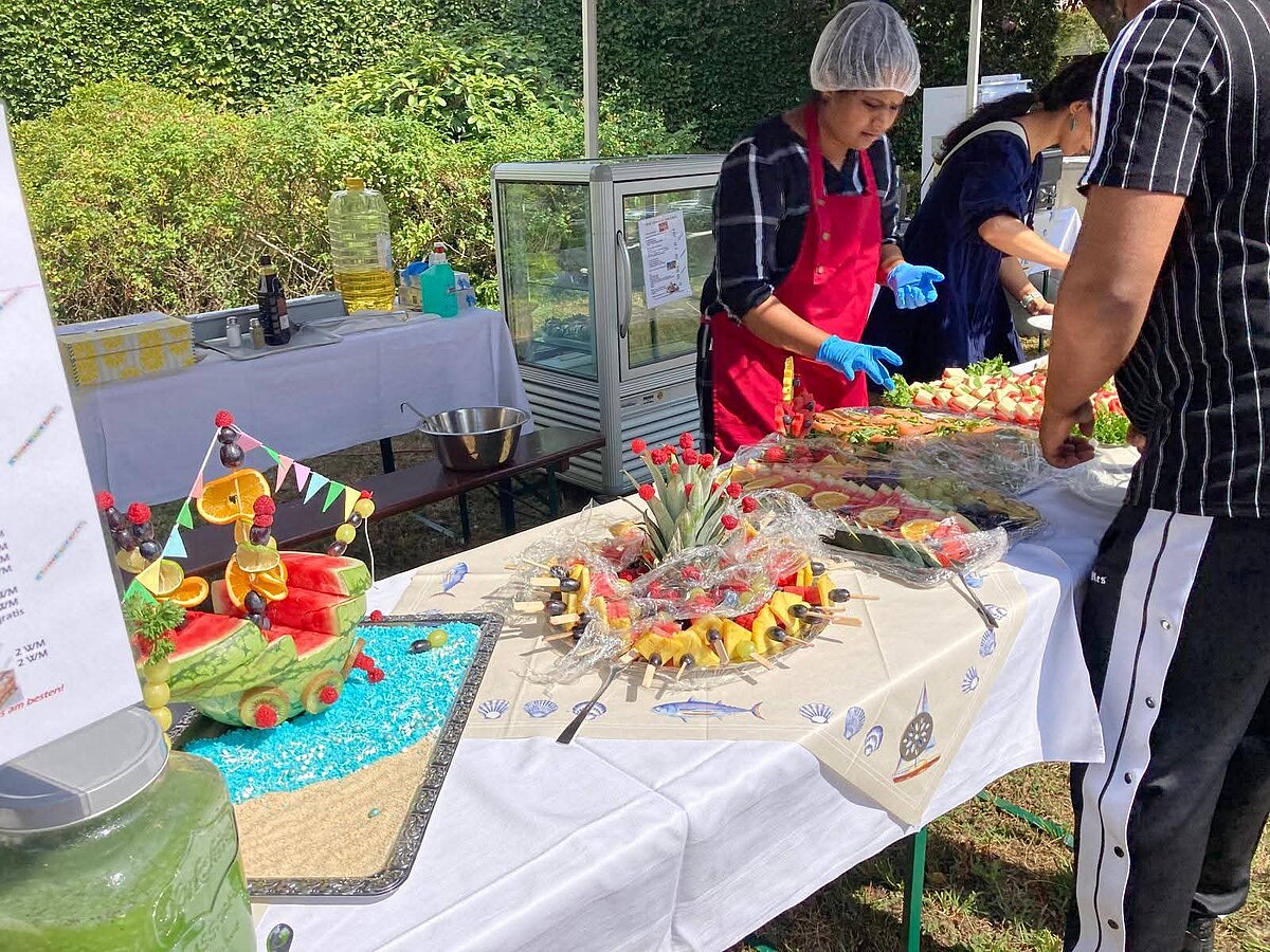 Bewohner und Mitarbeitende feierten Sommerfest in Einrichtungsgarten