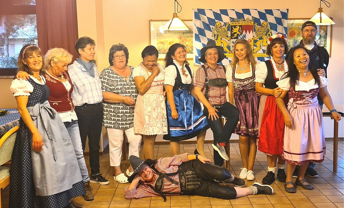 Mitarbeiter in Tracht beim Oktoberfest in der Alloheim Senioren-Residenz Ullsteinstraße in Berlin