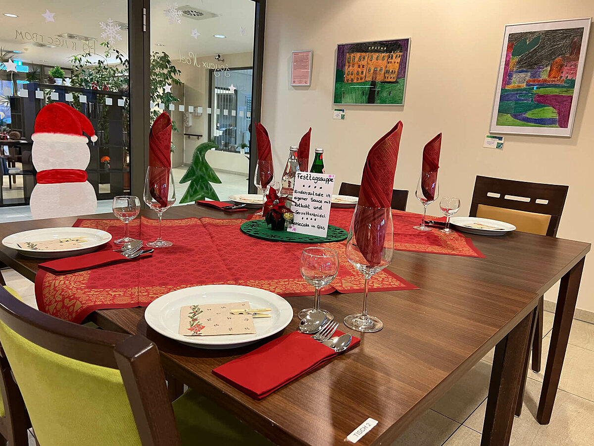 Gedeckter Tisch für das Weihnachtsessen im Seniorenheim in Bramsche